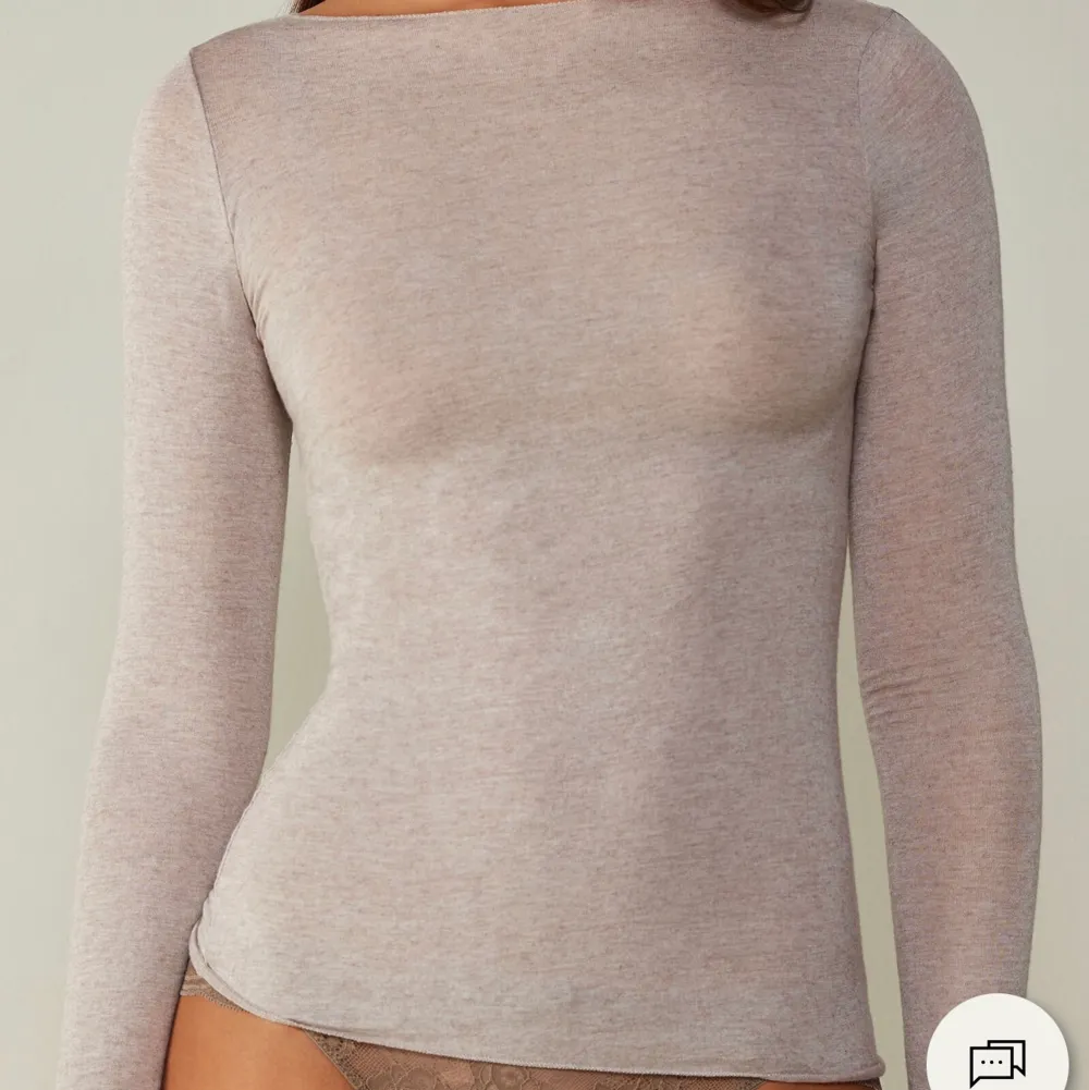 Säljer denna populära intimissi tröjan då den inte passar mig riktigt. Aldrig använd bara testad. Säljer för 350kr Storlek M. Toppar.
