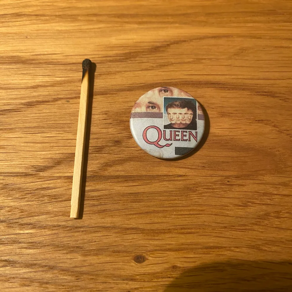 En liten Queen-pin köpt i London! . Accessoarer.