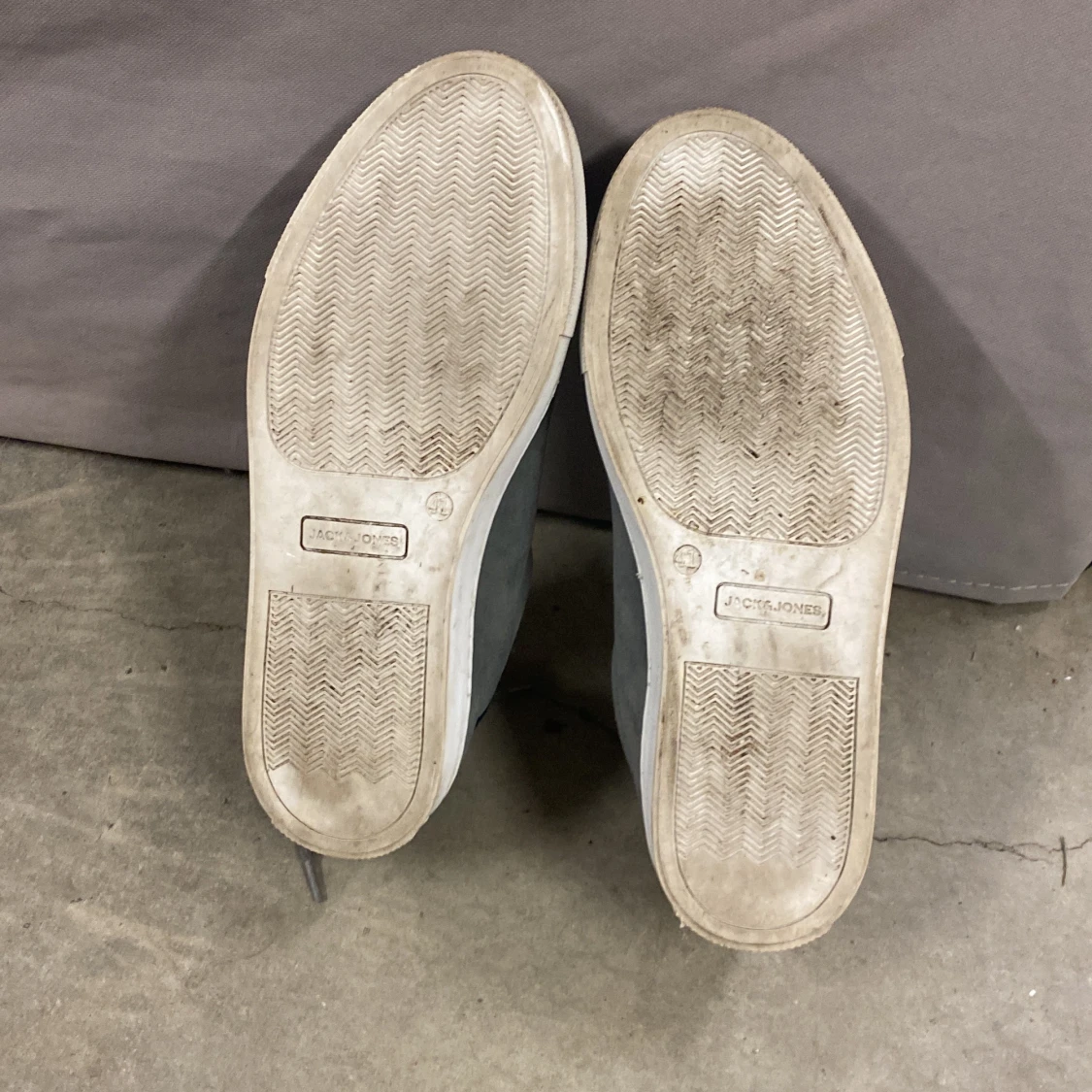 Grå vita Jack & Jones skor  - 90