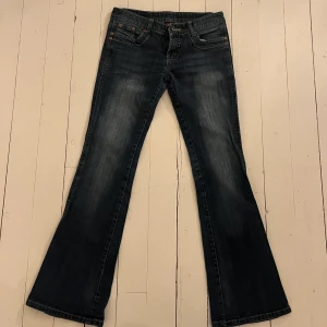 Diesel jeans  - Säljer dessa sjukt snygga lågmidjade diesel jeansen!! De är lite små för mig så därför jag säljer. Skulle säga att de passar 34/36 och någon som är ca 165 cm lång. Köpta för 550kr, köpare står för frakt☺️