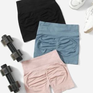 Tränings shorts - Säljer de svarta och rosa tränings shortsen❤️‍🔥 Formar kroppen skit snyggt, säljer pga beställde fler/nya☺️50kr styck!