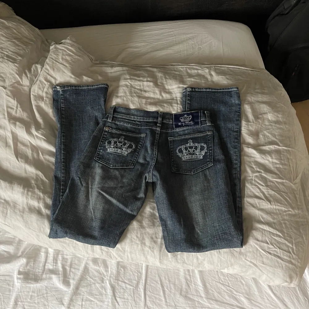 Säljer dessa trendiga jeans som verkar helt oanvända! Jag köpte de dyrt second hand och tänkte bara kolla om någon skulle vara intresserad att köpa💙 Passar mig som är 165 och har S perfekt. Tror byxorna fungerar som xs-liten medium. Storlek w28🦋. Jeans & Byxor.