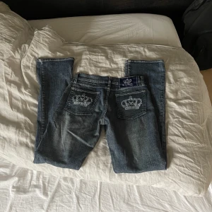 Victoria Beckham Jeans - Säljer dessa trendiga jeans som verkar helt oanvända! Jag köpte de dyrt second hand och tänkte bara kolla om någon skulle vara intresserad att köpa💙 Passar mig som är 165 och har S perfekt. Tror byxorna fungerar som xs-liten medium. Storlek w28🦋