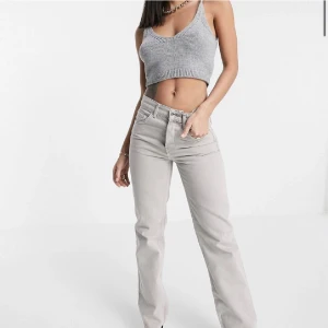Jeans  - Säljer dessa fina grå jeans, går inte att köpa längre. Säljer pga att dom inte passa.❤️❤️Ny pris 439kr