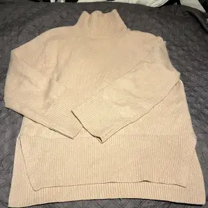 Bekväm stickad tröja från hm i storlek xs men passar även S 