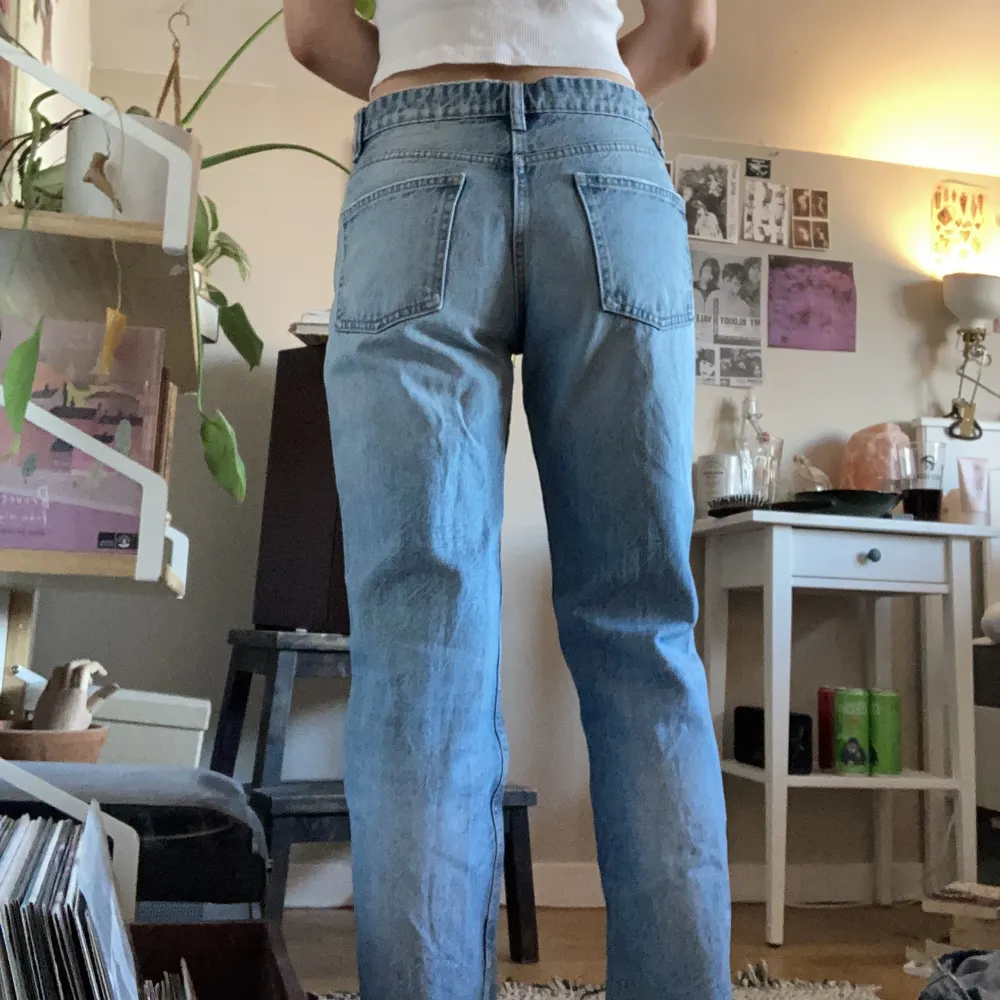 midrise straight jeans från zara, ljusblå wash och fint skick!. Jeans & Byxor.