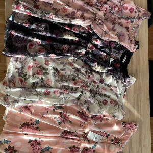 Klänningar  - Klänningar som är helt oanvända har prislapparna kvar på en klädpåse så man får alla ihop 