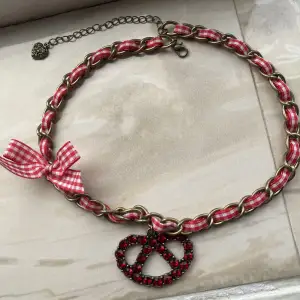 Ett så snyggt elegant Fransk stil halsband med ett hjärta med imitation av röda ädelstenar rubin. Väldigt mycket fina detaljer! Den är vintage och väldigt unik.❤️