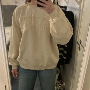 Sweatshirt  - Sweatshirt från Gina Tricot i strl L! Har i vanliga fall S men den sitter oversized på mig! Inga fläckar!