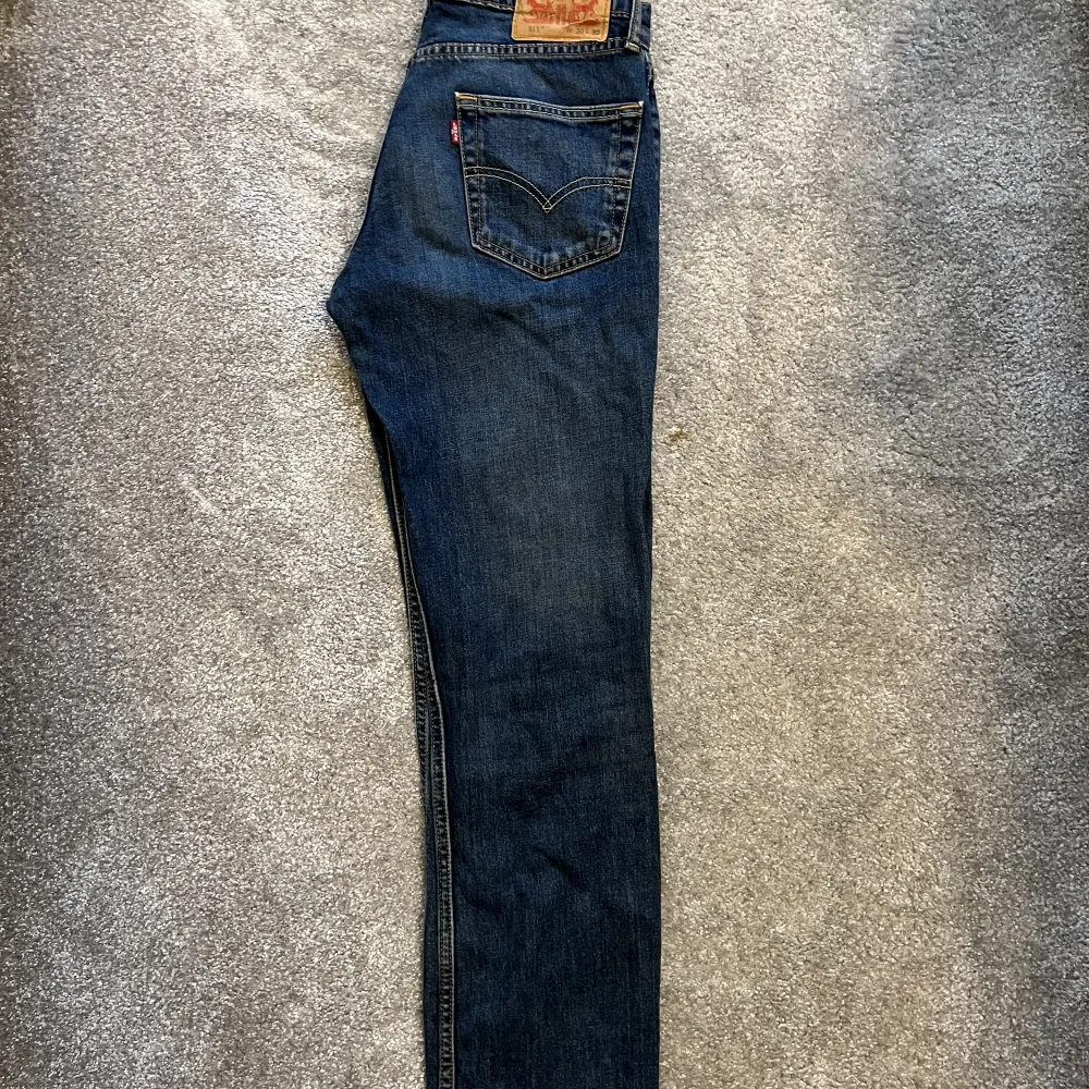 Mörkblå Levisjeans herrmodell 511, stl 30/32. Fint använt skick. . Jeans & Byxor.