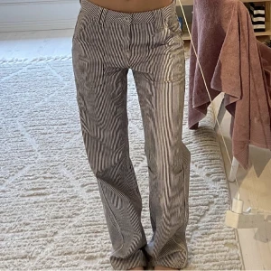 Randiga byxor  - Säljer mina helt oanvända byxor från bershka då dem är för små🙁 ( Lånade bilder) 