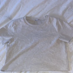 Zara topp - En t shirt ifrån zara köpt här på plick , säljer pga att den ej kommer till användning och är aningen liten. Den sitter lite tajt över armarna tyvärr. Det är en storlek L men skulle säga att den passar nog mer mindre storlekar . 
