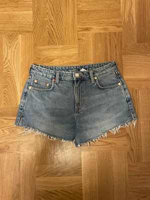 Weekday jeansshorts - Säljer de här shortsen som tyvärr är lite för små för mig, dom sitter jättefint på. Priset inkluderar inte  frakt, kan mötas upp också. storlek 25 men passade mig som är storlek S vanligtvis