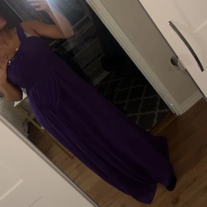 Festklänning - Lila festklänning Passar storlek S/M (stretchig) Köpte för 1700 Säljer för 700