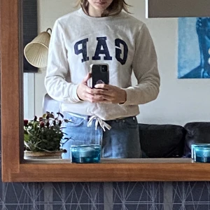 Gap Sweatshirt - Köpt i Kanada och har nästan bara legat oanvänd i min garderob. Väldigt fin färg och i nyskick. Jag har storlek M i vanliga fall.