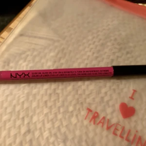 *NY*NYX Lipliner - Slide on glide on lipliner i färgen ”disco rage”, waterproof. Applicera för en fyllig, matt färg. Lätt att applicera. Konturera dina läppar och fyll sedan i dem för att förstärka färgen och hållbarheten. (Nypris 90 kr) 40 kr inkl frakt (frimärke) 