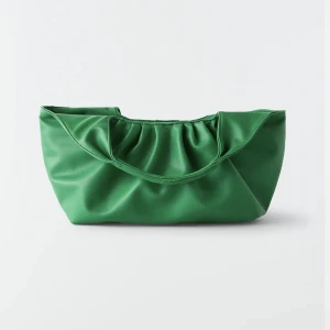 Grön väska  - Säljer min helt nya väska från Gina Tricot som är helt slutsåld 💚Säljer då den inte kommer till användning tyvärr 🥰 Nypris: 379