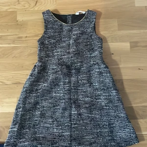 Bran klänning  - Den har en roset i baksidan av klänningen  Knappt använd  Stl: 128