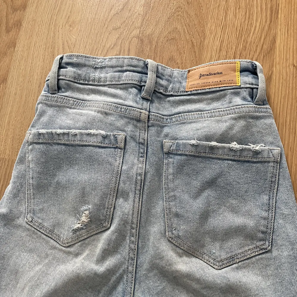 Säljer dessa snygga jeans då dom blivit för korta, köpt från zalando för några år sedan. Jeans & Byxor.