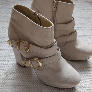 Beiga klackar  - Beiga klackar i storlek 36 från BikBok. Använd få gånger, de är i fint skick med några tecken på användning som syns på bild.   Köpare står för frakten.