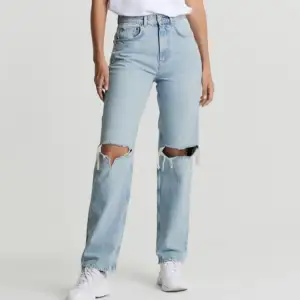 Gina tricot 90’s high waist jeans i storlek 36. Aldrig använda eftersom dom är för stora för mig. 