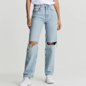 Gina tricot 90’s High waist jeans - Gina tricot 90’s high waist jeans i storlek 36. Aldrig använda eftersom dom är för stora för mig. 