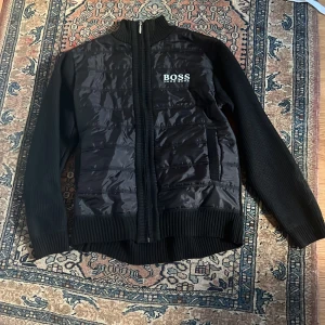 Hugo boss jacka/tröja - Hugo boss ”jacka” i storlek L. Helt ny och använd, säljs då det blev fel storlek. Köpets för runt 500, säljs för 300