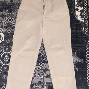 Woodbird Chinos - Skön chino byxo, knappt använda Har en relaxed fit och passar mig som är strl 30/32 Nypris ca 700