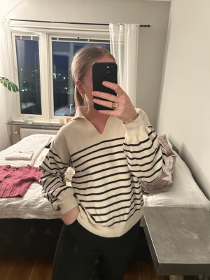 Tröja från &otherstories - Jätte fin randig tröja, använd endast 1 gång! Fint skick! 🫶🏼💌
