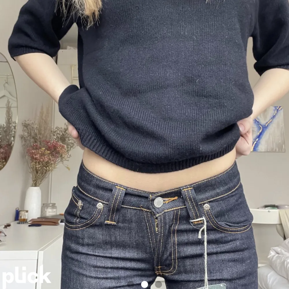 !Lånad bild! Köpte dessa skit snygga lågmidjade jeans från tjejen på bilden men det var tyvärr för små! Skriv för mer bilder/ frågor!💕. Jeans & Byxor.