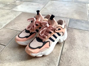 Adidas AdiPRENE Magmur Runner Rosa - Använda endast 1-2 gånger sedan köpta 2019. Rena och ser nästan helt nya ut. Rik rosa färg också, tyvärr var storleken för stor för mig 😢
