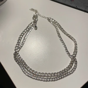 Silvrigt halsband  - Silvrigt halsband som ser ut som 2 stycken 