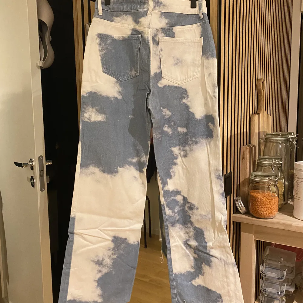 Snygga moln-jeans från Jaded London. Avklippta och passar under 165 cm. (Frakt tillkommer). Jeans & Byxor.