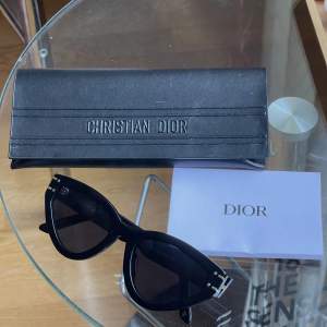 Christian Dior DIORSIGNATURE B2U solglasögon.  Mycket bra skick, klassisk cateye siluett. Fodral ingår.  Ursprungspris €470 (ca 5200kr)  Öppen för rimliga bud!