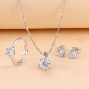 Smycken - Det är oanvänt smycken. Det är öronhänge, ring och halsband. (Frakten 15 kr) Kontakta mig innan du trycker på KÖP NU (Ger gratis vid köp av något över 250)