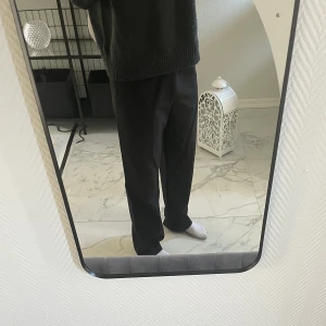 Svarta kostymbyxor från Weekday, storlek 46 - Svarta raka kostymbyxor från Weekday, skön passform. Bra skick.