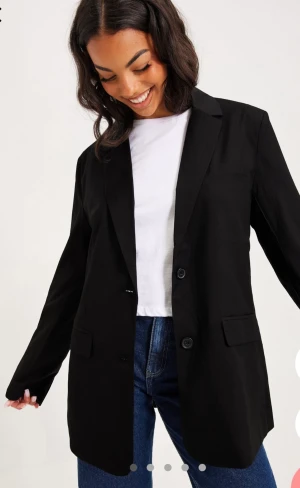 Svart kavaj - Svart blazer från Nelly🥰 väldigt dålig kvalite på andra bilden! Oversized!🥰