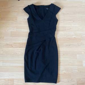 Super snygg svart klänning använd 2 ggr. Lite åt de finare hållet. Väldigt skön och bekväm🤩