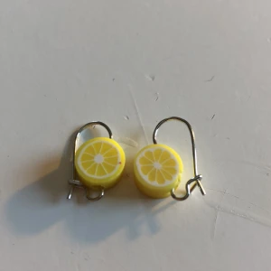 Örhängen  - Hej! Jag säljer ett par örhängen som jag har gjort själv det är som man knäpper upp det är ingen med plupp där bak man knäpper fast dom hoppas någon vill köpa💗