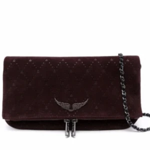 Intressekoll  - Tänkte kolla om någon skulle vara intresserad att köpa en vinröd Zadig väska och vad ni skulle kunna ge för den. Den är super fin och bra skick. Får plats med väldigt mycket för att vara en liten väska. Skriv gärna till mig om du skulle vara intresserad❤️❤️