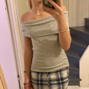 Jätte söt grå tröja  - Den är från Gina tricot är är använd ungefär 4 gånger den är jättefin och gullig och kragen går att vika upp och skjustera som man vill ha den