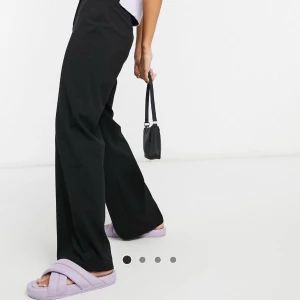 Svarta kostymbyxor  - Säljer dessa snygga och väldigt sköna kostymbyxor från Asos. Använd fåtal gånger och i väldigt fint skick👌🏻  i storlek 40 ANVÄND INTE KÖP DIREKT FUNKTIONEN!