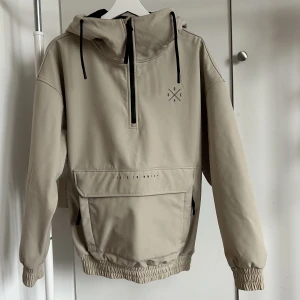 Dope Cyklone XS - Snowboardjacka/ skidjacka i stl xs men stor i storlek. Väldigt bra skick. Softshellmaterial, vädersäker huva, ventilation under armarna, mediaficka, liftkortsficka, elastiska muddar.