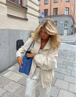 Djerf Avenue Denim On The Go Jacket  - Jacka från Djerf Avenue i modellen On the Go, en bomberjacka i cream-färgat jeanstyg med resår i ärmarna och ficka på armen. Perfekt oversize. Aldrig använd och kostar 1999 i nypris men kom gärna med bud