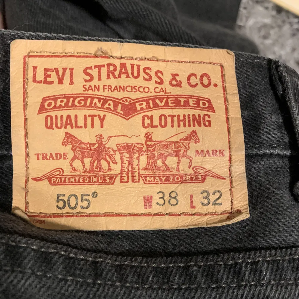 Skit snygga svarta Levi's 505 jeans.  Storlek W38 L32 regular fit men passar olika storlekar beroende på hur man vill att dem ska sitta. På mig sitter dem väldigt baggy, jag är 160 cm.. Jeans & Byxor.