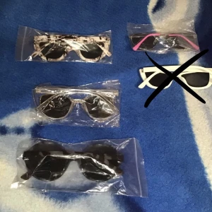 Solglasögon  - -pilot brillor använda, (5kr st + 30kr frakt = 35kr )  dem andra helt nya! (10kr+30kr frakt =40kr )  {lite osäker på fraktpriserna men kontrollerar dem om nån är intresserad!} 