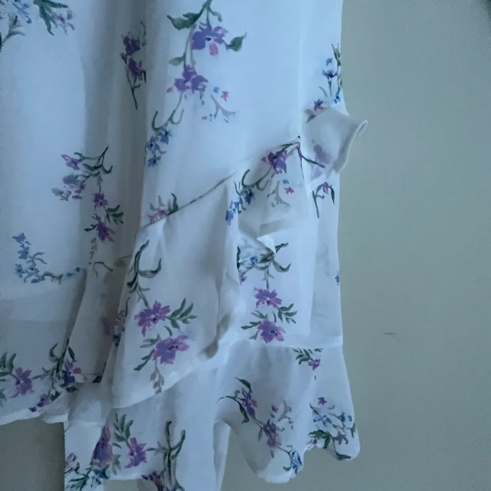 Säljer säjer denna sueprfina klänning från NA-KD med knytning i sidan, perfekt till studenten eller skolavslutningen ☀️🎉💐✨köparen står för frakten 😊. Klänningar.