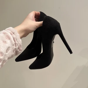 Mocha klackskor  - Köpte dessa mocha klackskor från boohoo för ungefär 380 kronor, har aldrig använt dessa då storleken inte passade mig så den har bara legat i rummet🥹 storlek 38 och jättefina verkligen❤️meddela mig ang priset! 