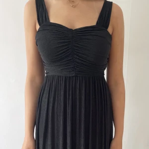 Svart långklänning  - Lång svartklänning som har en enkel design och passar både för en enklare och pampiga festligheter.  Klänningen är aldrig använd och säljs pga platsbrist