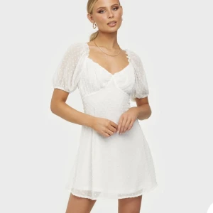 Studentklänning  - Säljer denna fina klänning ifrån missgudied (köpt på Nelly) den är helt slutsåld och alla lappar sitter kvar💗